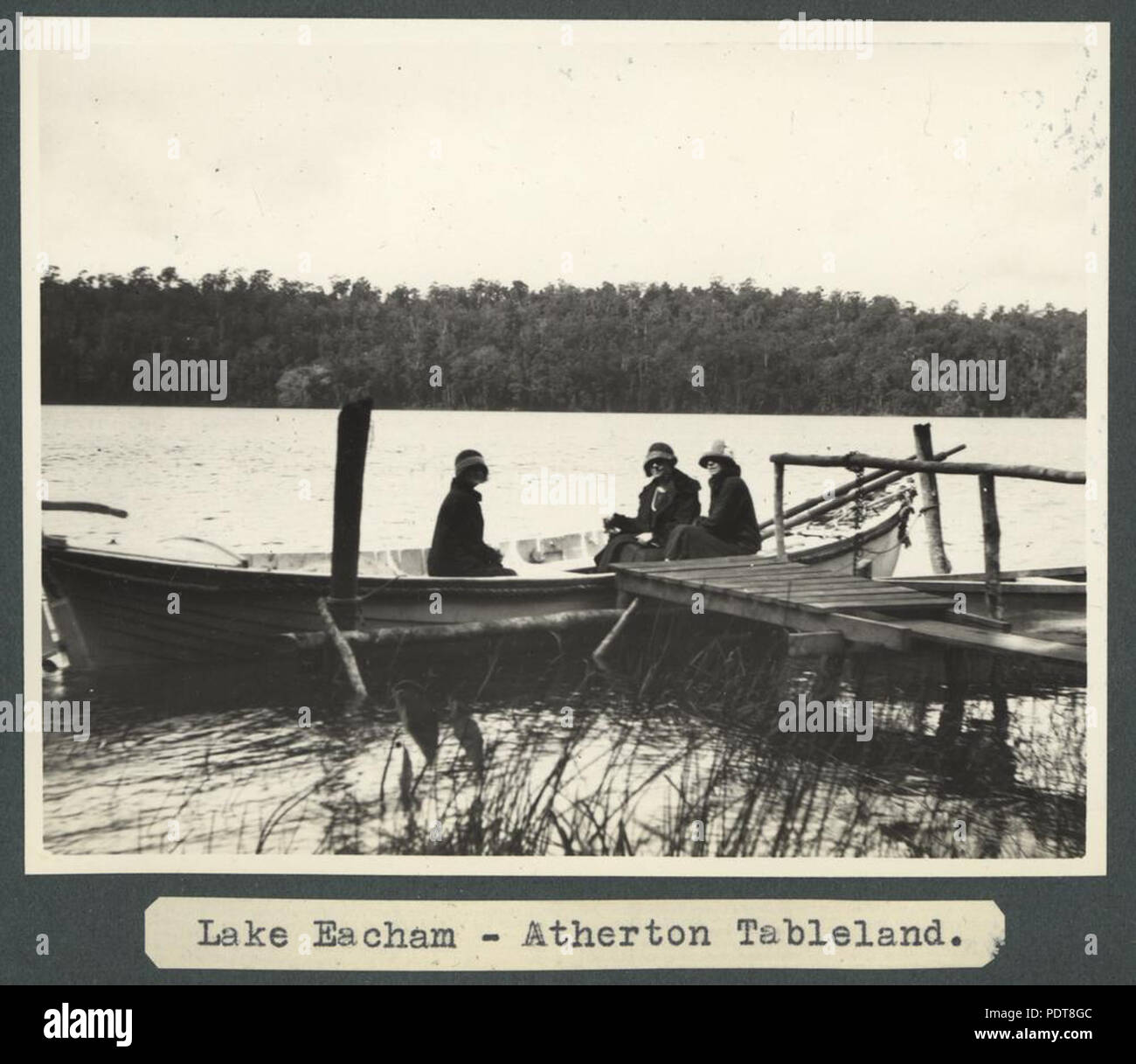 258 StateLibQld 1 256329 su una barca sul Lago Eacham sull'Altopiano Atherton Foto Stock