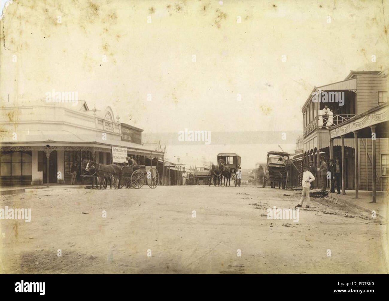 258 StateLibQld 1 257819 intensa giornata in Mosman Street, Charters Towers, Queensland Foto Stock