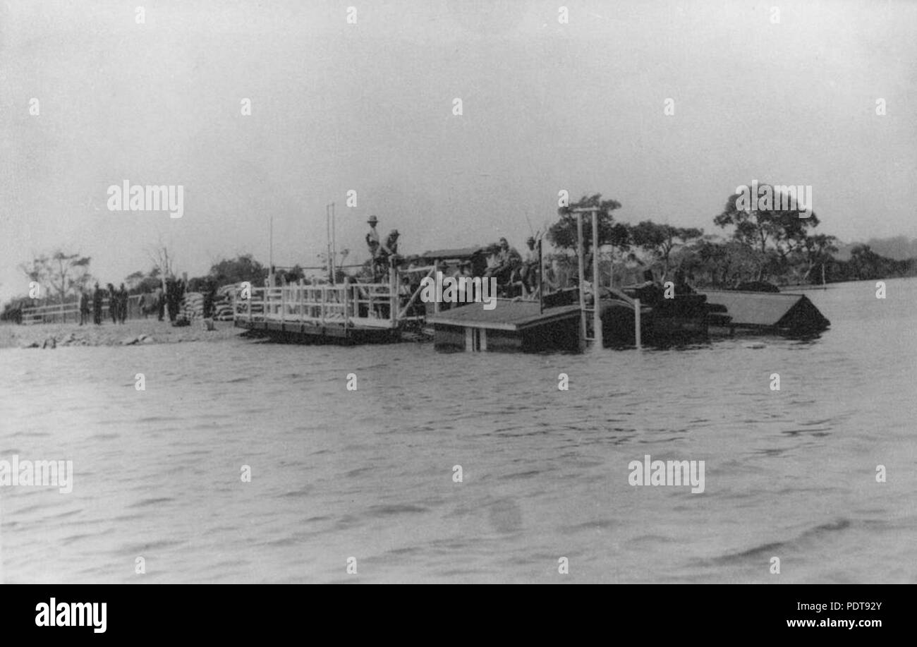 263 StateLibQld 1 389453 Bodys Bay Ferry sotto l'acqua dopo un incidente Foto Stock