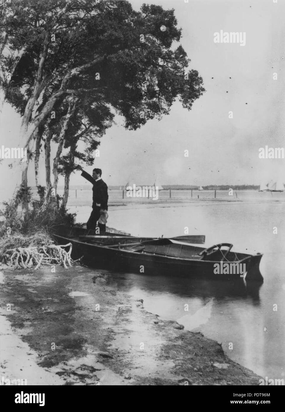 264 StateLibQld 1 391233 uomo in piedi su una barca legata a un albero sul bordo del fiume Brisbane, 1868 Foto Stock