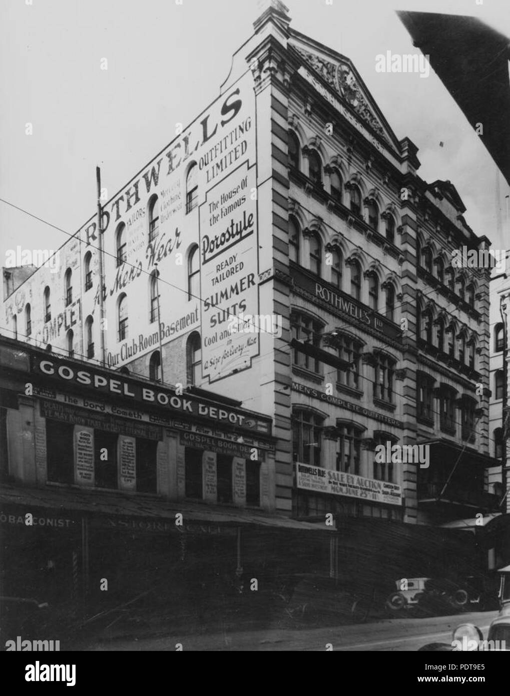 264 StateLibQld 1 394333 Vista di negozi su Edward Street, Brisbane, 1934 Foto Stock
