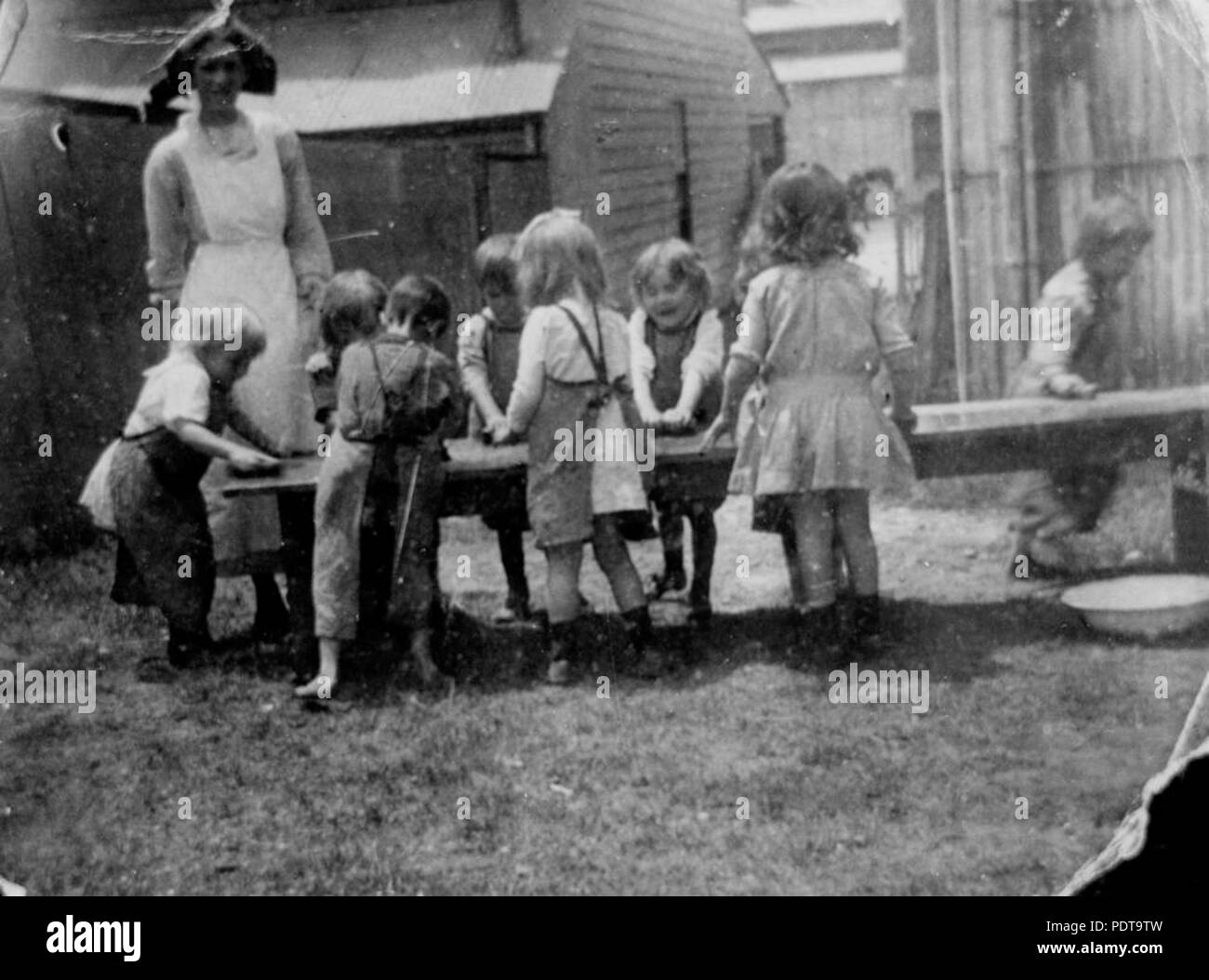 270 StateLibQld 1 65391 bambini all'asilo Fiveways, Brisbane Foto Stock