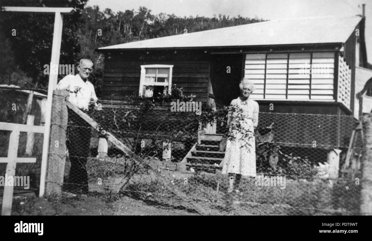 270 StateLibQld 1 65667 Due amici avente una chat in giardino, Woody Point, Distretto di Townsville, 1937 Foto Stock