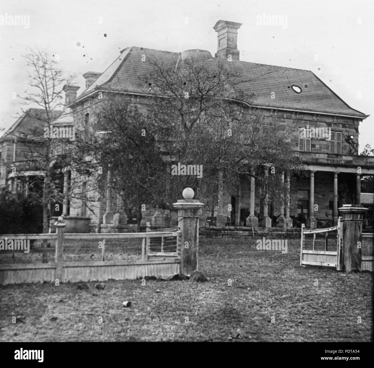 270 StateLibQld 1 68915 vista laterale della casa Jimbour, più grande del Queensland casa costruita nel 1870 Foto Stock