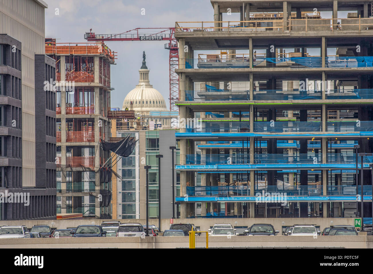 Nuova costruzione sorge a sud-est di Washington DC tra cittadini Park Stadium e gli Stati Uniti Capitol. Cittadini parcheggio garage tetto è in primo piano Foto Stock