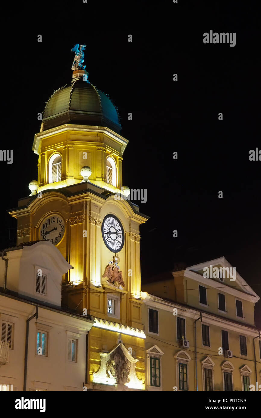 Città di clock tower di Rijeka, Croazia, di notte Foto Stock