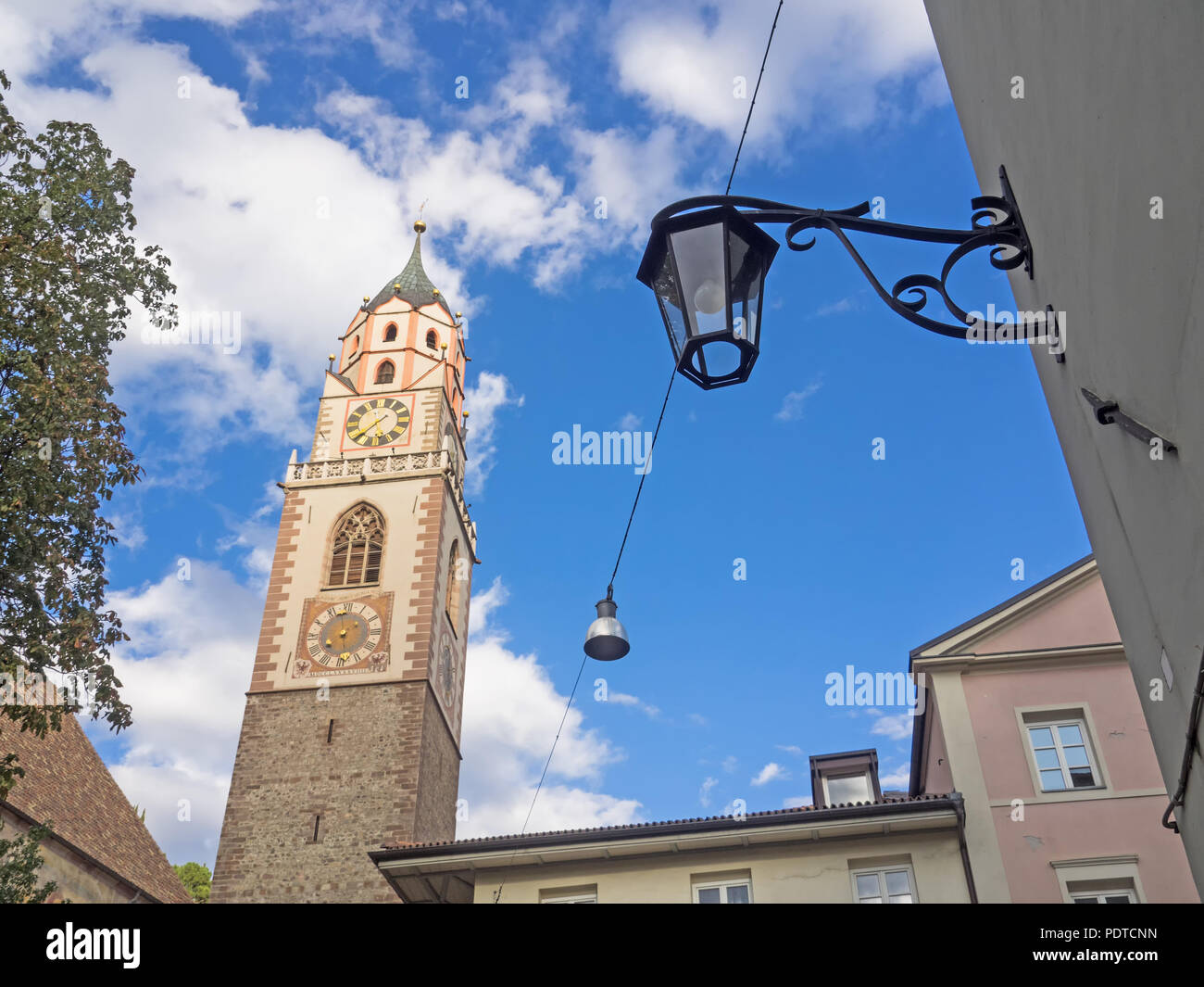 La torre della chiesa di San Nicola a Merano in Alto Adige Foto Stock
