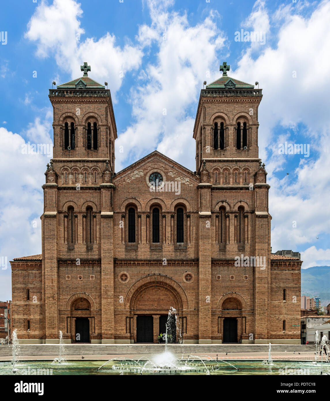 Medellin, Colombia - 26 Marzo 2018: la facciata della Basilica Cattedrale Metropolitan de Medellín. Si tratta di una pietra miliare del xx secolo chiesa cattedrale nota f Foto Stock