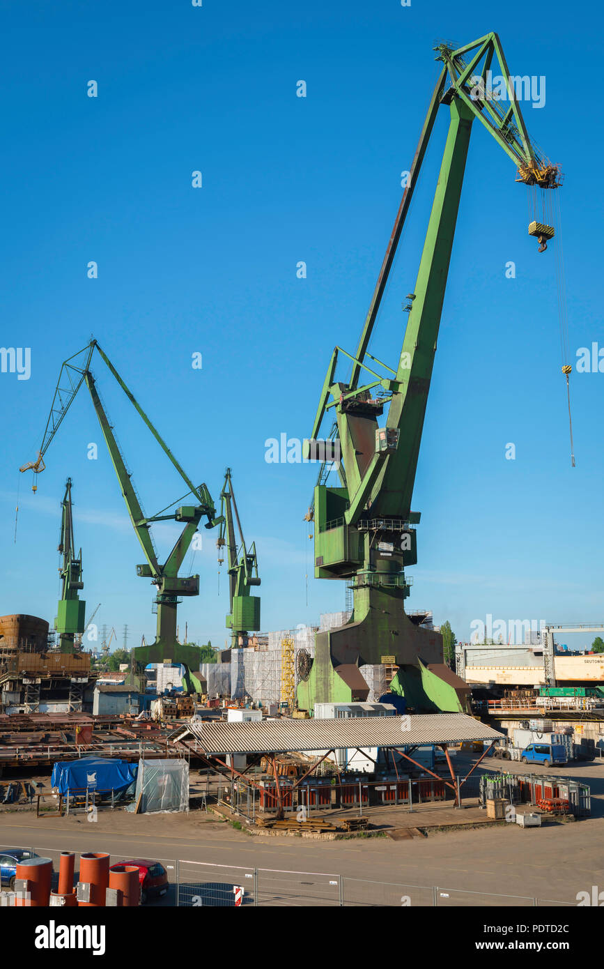Danzica Polonia, vista di enormi gru verde situato nel Cantiere di Danzica, messa a fuoco negli anni ottanta di protesta e di dissenso da parte del movimento di solidarietà, Polonia. Foto Stock