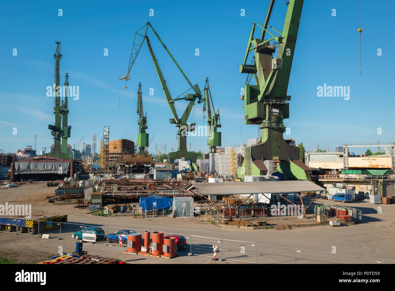 Cantiere di Danzica, vista di enormi gru verde situato nel Cantiere di Danzica, messa a fuoco negli anni ottanta di protesta e di dissenso da parte del movimento di solidarietà, Polonia. Foto Stock