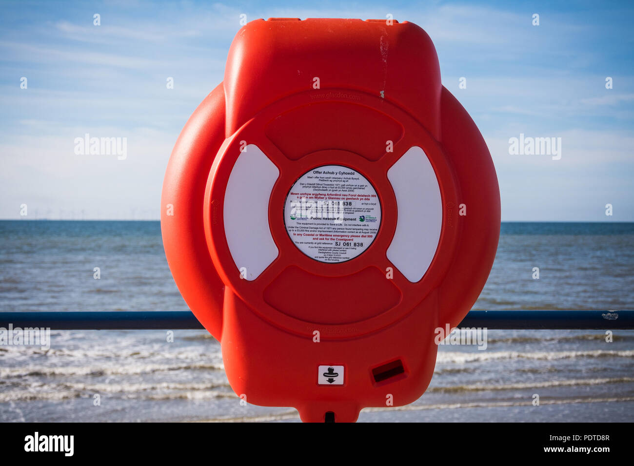Un anello di vita (life) Boa - con il mare in background - presso il Central Beach in Prestatyn Galles, UK. Foto Stock