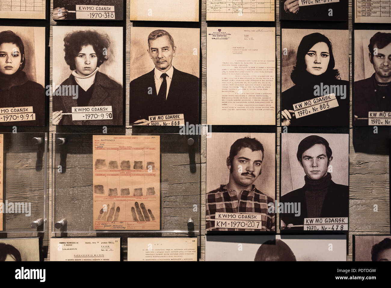 Un display in Gdansk la solidarietà europea centro mostra il segreto di polizia record e le foto della dissidente studenti e lavoratori arrestati nel 1970. Foto Stock