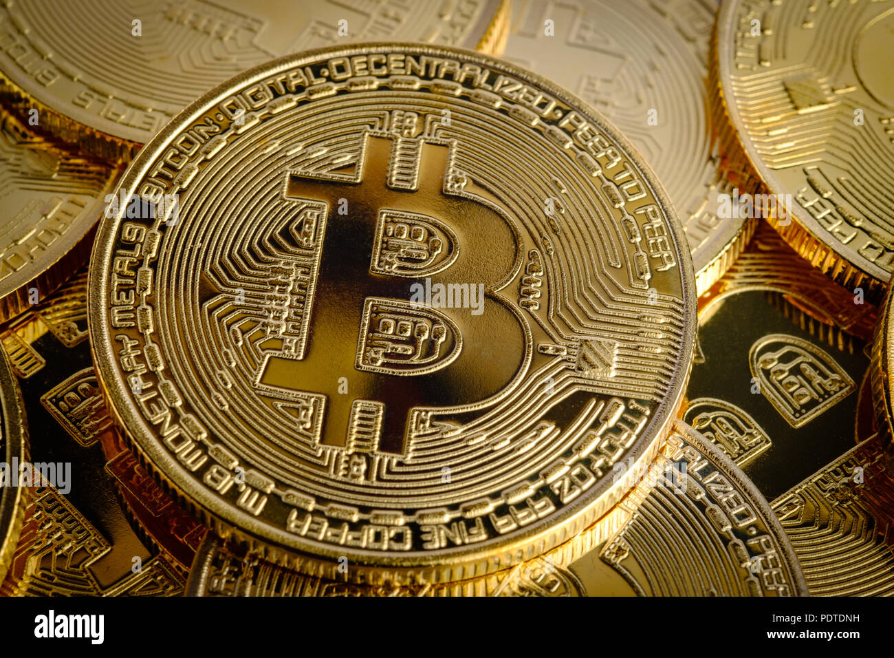 Pila di Golden Bitcoins Foto Stock