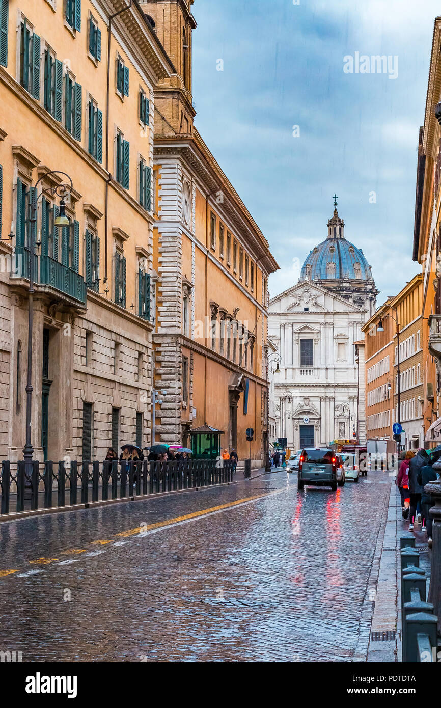 Roma, Italia - 13 Ottobre 2016: stretta strada di ciottoli wiith la vista sulla basilica a cupola in un giorno di pioggia in centro storico a Roma Italia Foto Stock