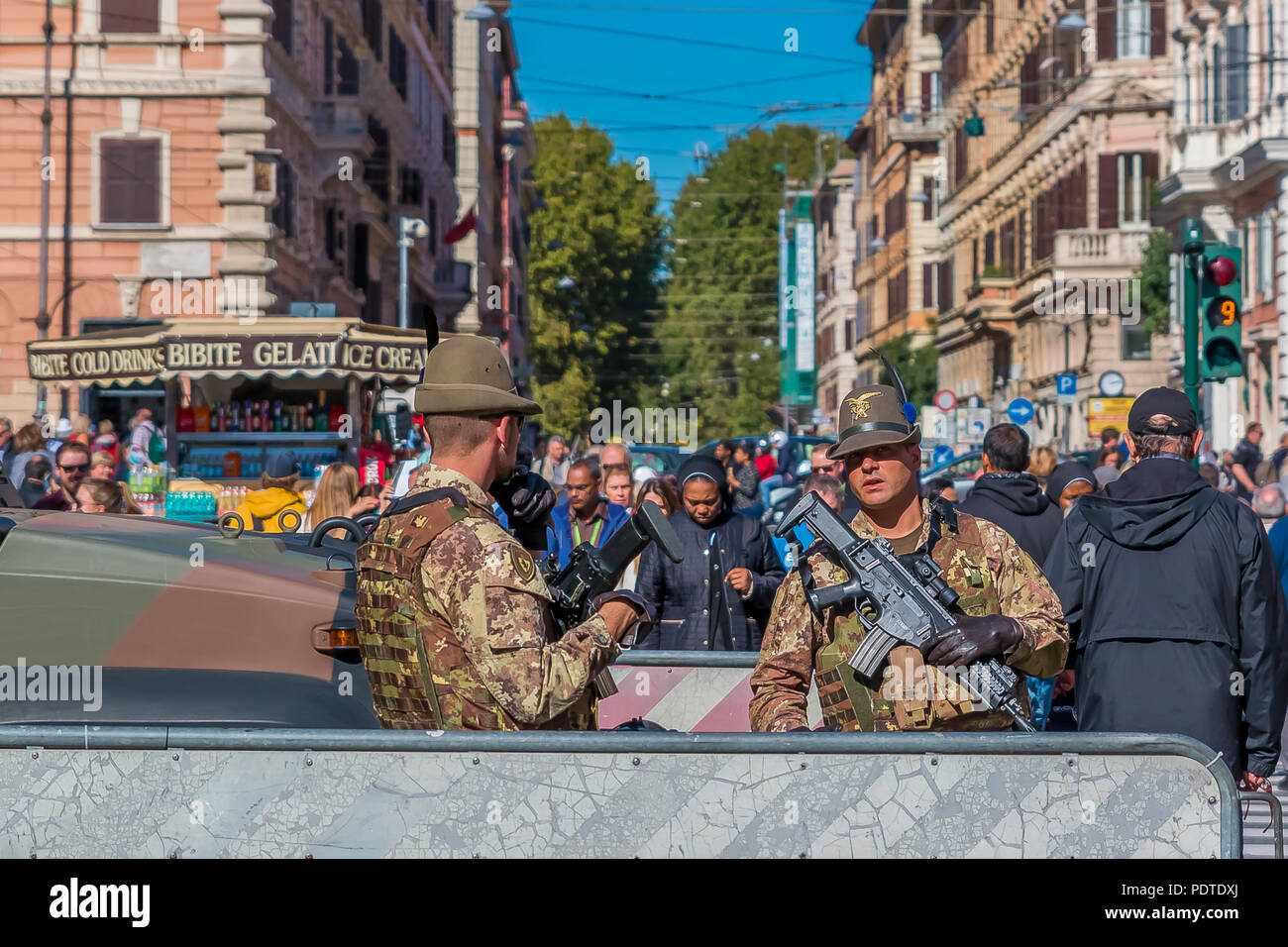 Città del Vaticano Vaticano - 12 Ottobre 2016: alpini soldati, dall'elite mountain warfare corpi militari, custodendo le strade vicino all'IVA Foto Stock