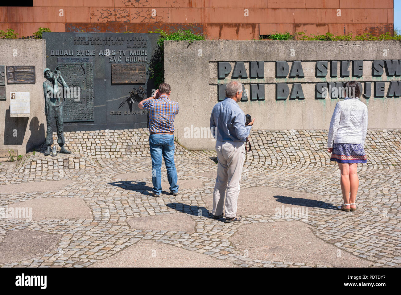 I visitatori della solidarietà europea Center presso il Cantiere di Danzica studiare il suo Memorial Wall dedicato alla lotta per l indipendenza nazionale, Polonia. Foto Stock