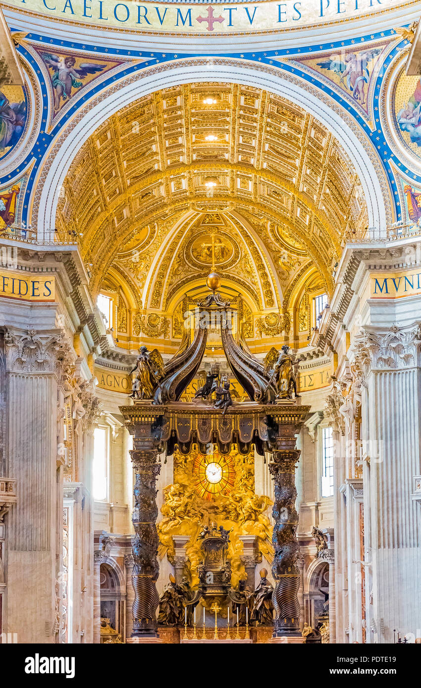 Baldacchino Di San Pietro Analisi Città del Vaticano Vaticano - 12 Ottobre 2016: Bernini Baldacchino