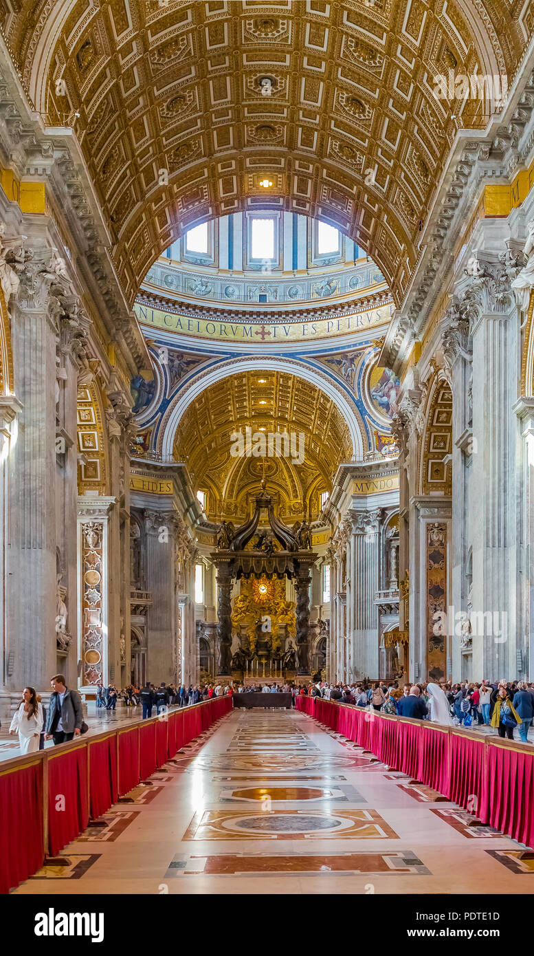 Città del Vaticano Vaticano - 12 Ottobre 2016: interni ornati della Basilica di San Pietro in Vaticano Foto Stock