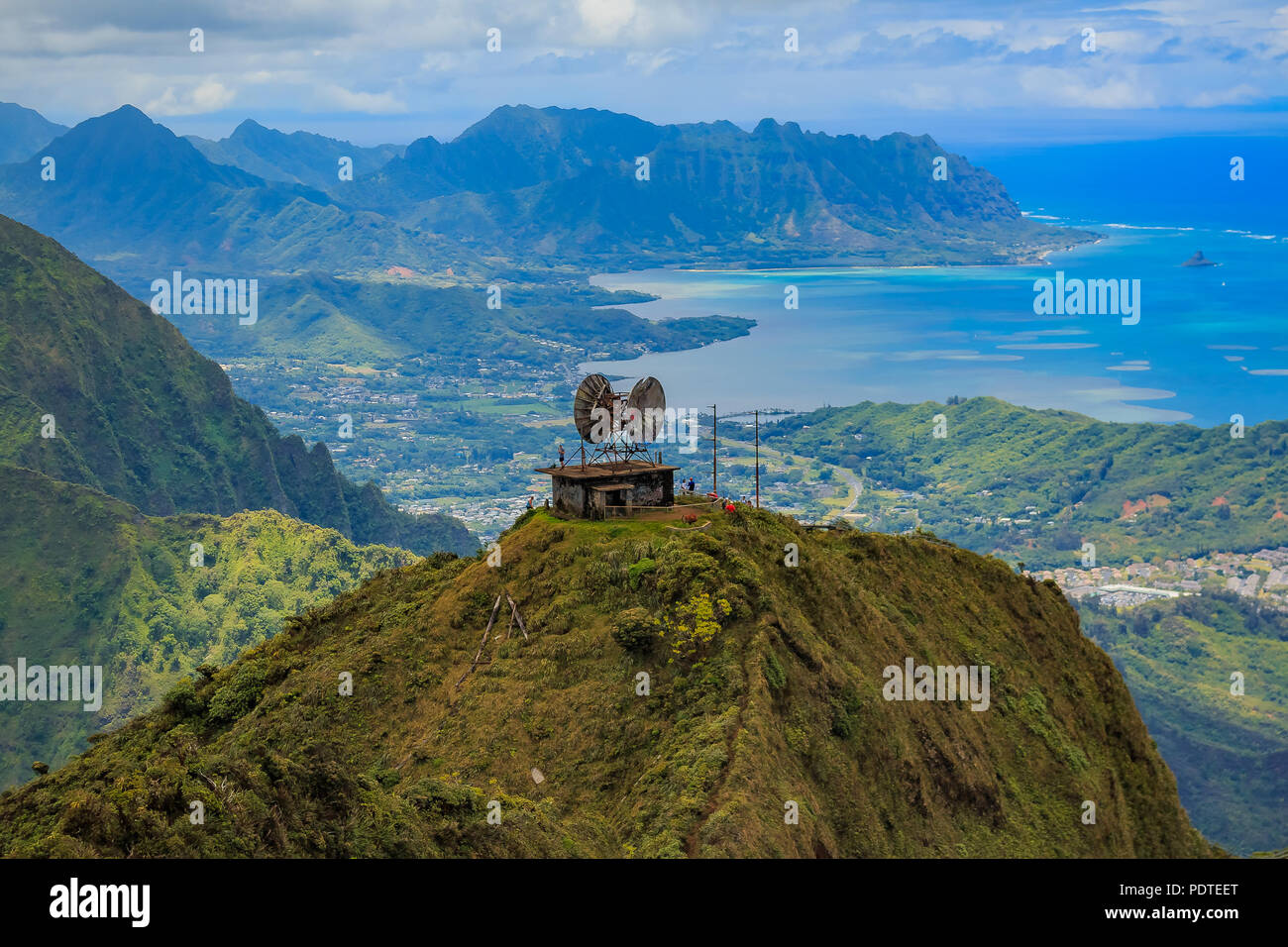 Vista aerea del bunker dell'edificio CCL in cima alla scalinata per il Paradiso o le scale di Haiku con montagne, coste e l'isola di Mokoli'i (precedentemente conosciuta come l'obsoleto termine 'cappello di Chinaman') sullo sfondo Foto Stock