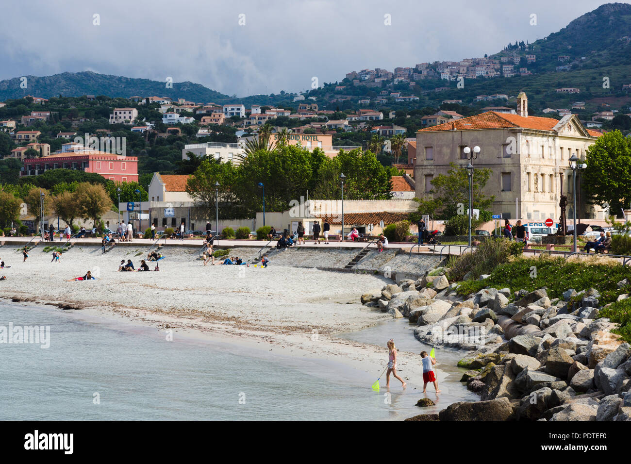 La spiaggia e il lungomare, l'Île-Rousse, Corsica, Francia Foto Stock