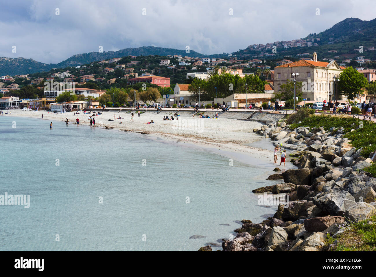 La spiaggia e il lungomare, l'Île-Rousse, Corsica, Francia Foto Stock