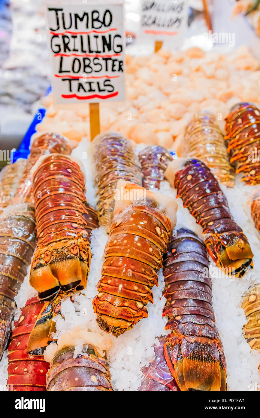 Congelate le code d'aragosta in vendita presso il Mercato di Pike Place a Seattle, Washington Foto Stock