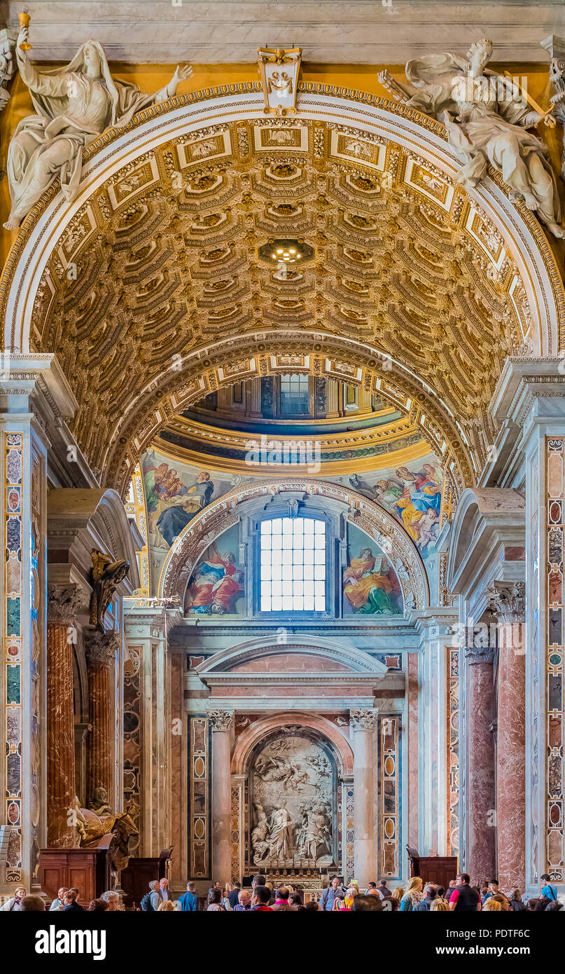 Città del Vaticano Vaticano - 12 Ottobre 2016: interni ornati della Basilica di San Pietro in Vaticano Foto Stock