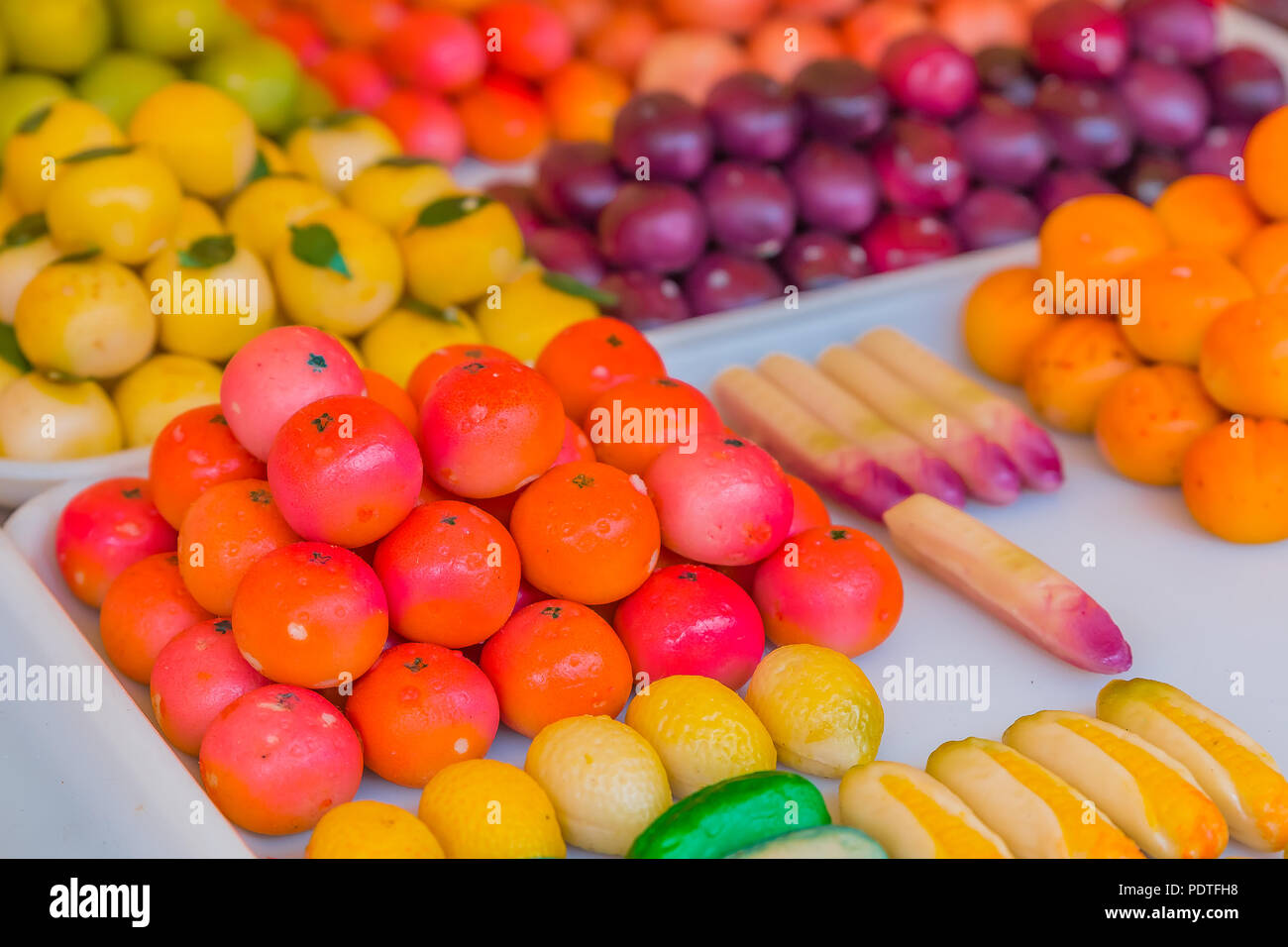 Marzapane colorato o pasta di mandorle caramelle fatte a guardare come  frutta e verdura e un mercato di Nizza, Francia Foto stock - Alamy