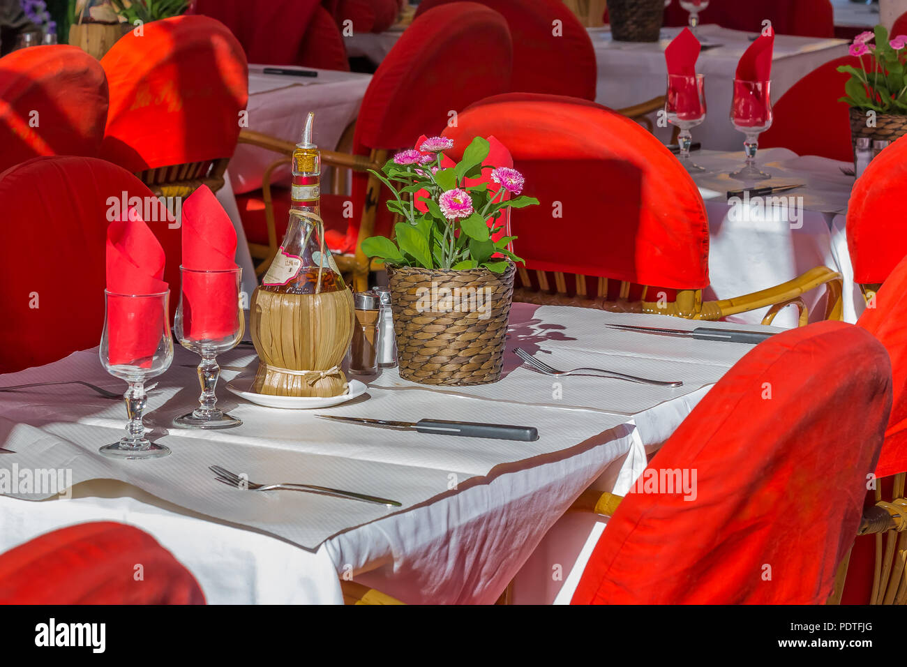 Tabella romantica impostazione con olio d'oliva, aceto balsamico e fiori in un italiano open air street ristorante nel centro storico di Nizza, Vielle Ville in Foto Stock