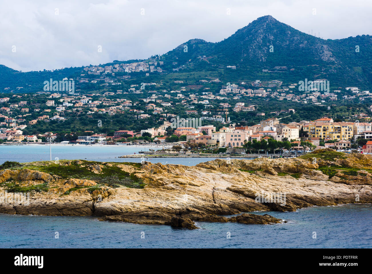 Vista dall'Île de la Pietra (Pietra Isola) verso l'Île-Rousse, Corsica, Francia Foto Stock