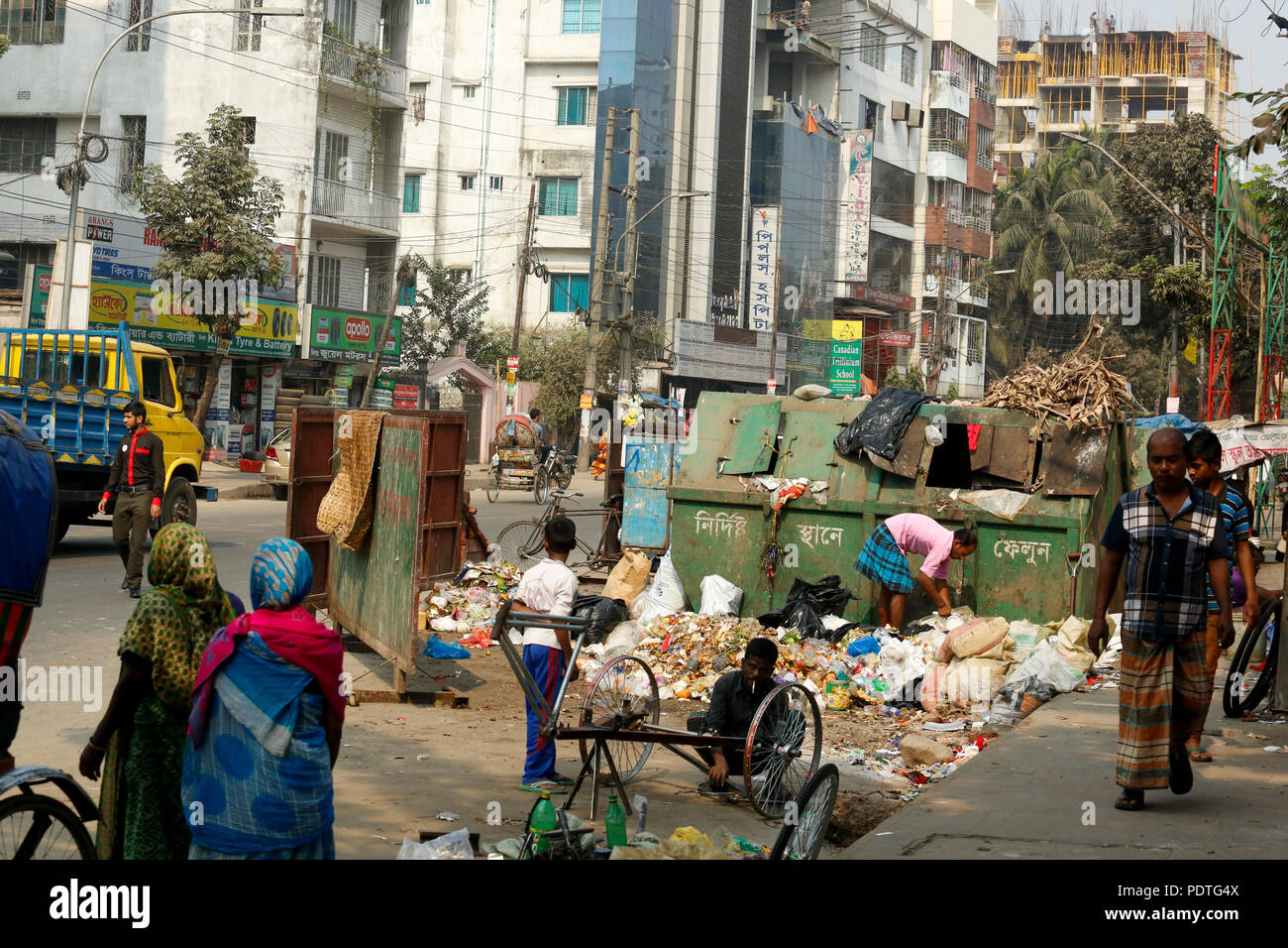 Garbage-disseminati nelle strade è lo scenario comune di Dacca, capitale del Bangladesh. Dacca in Bangladesh Foto Stock