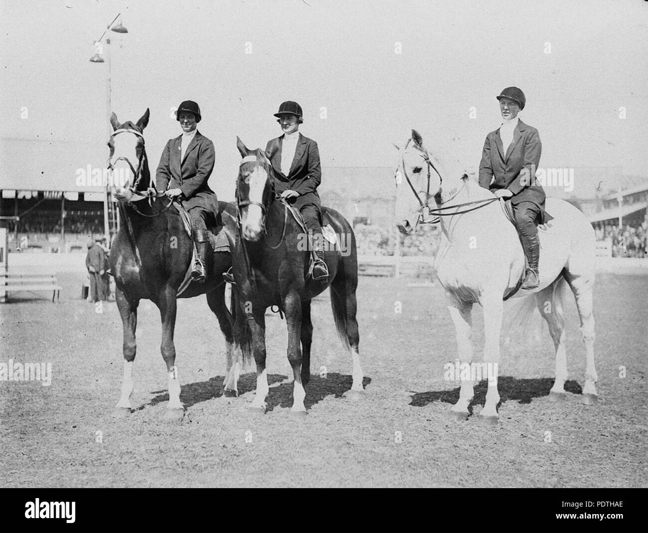 169 51922 SLNSW non identificato tre piloti femmina sui loro supporti Foto Stock