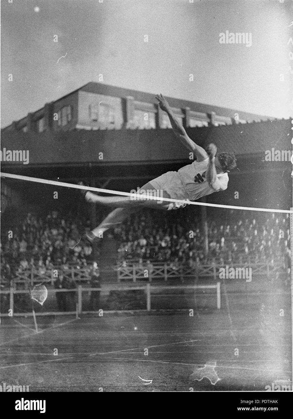 169 51947 SLNSW Mens atletica presso l' Università di forma ovale Foto Stock