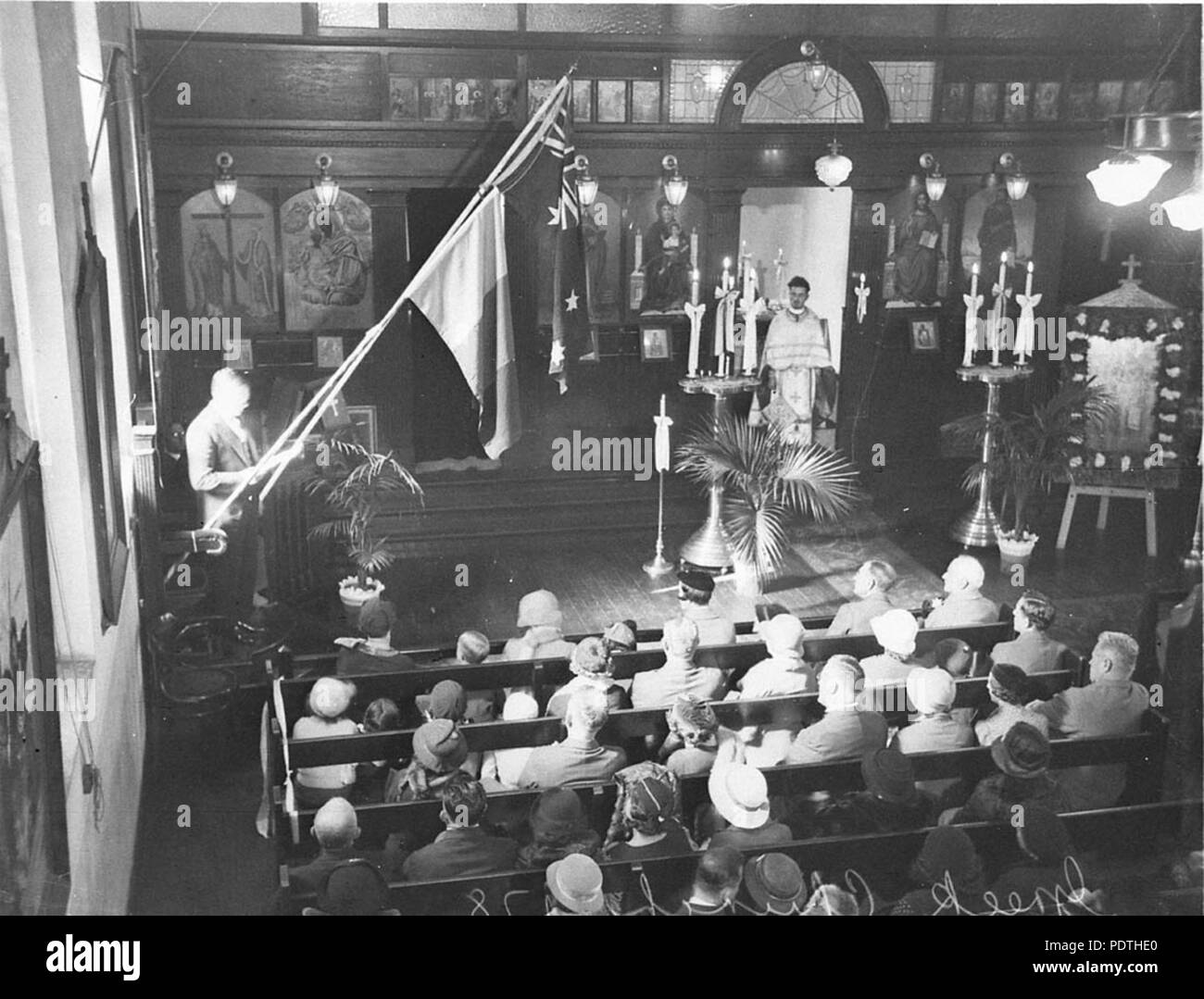 170 SLNSW 6434 Romania giornata di servizio alla Chiesa Greco Ortodossa all interno della chiesa rumeno bandiera sul pennone con la bandiera australiana Foto Stock