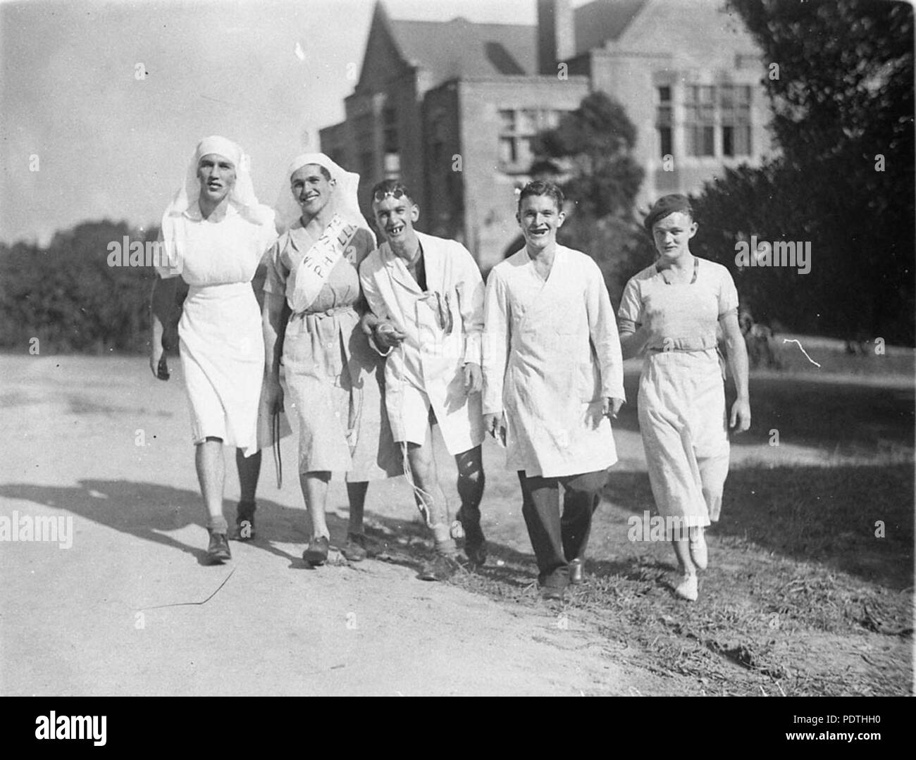 170 6709 SLNSW gruppo di studenti di medicina uno come Suor Phyllis Foto Stock