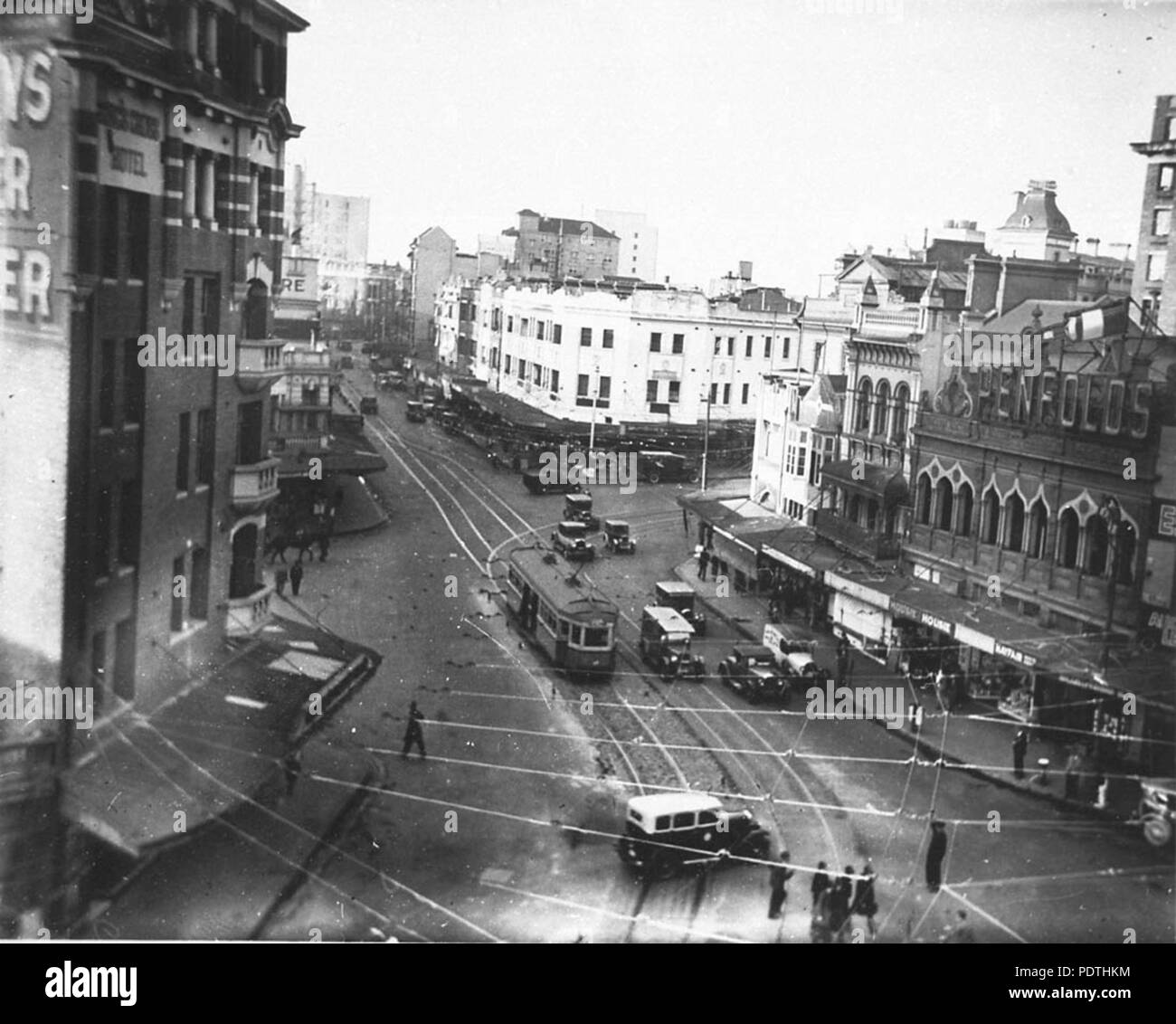 170 SLNSW 8006 Vista di Kings Cross cercando lungo Darlinghurst Road da Kings Cross Hotel Foto Stock