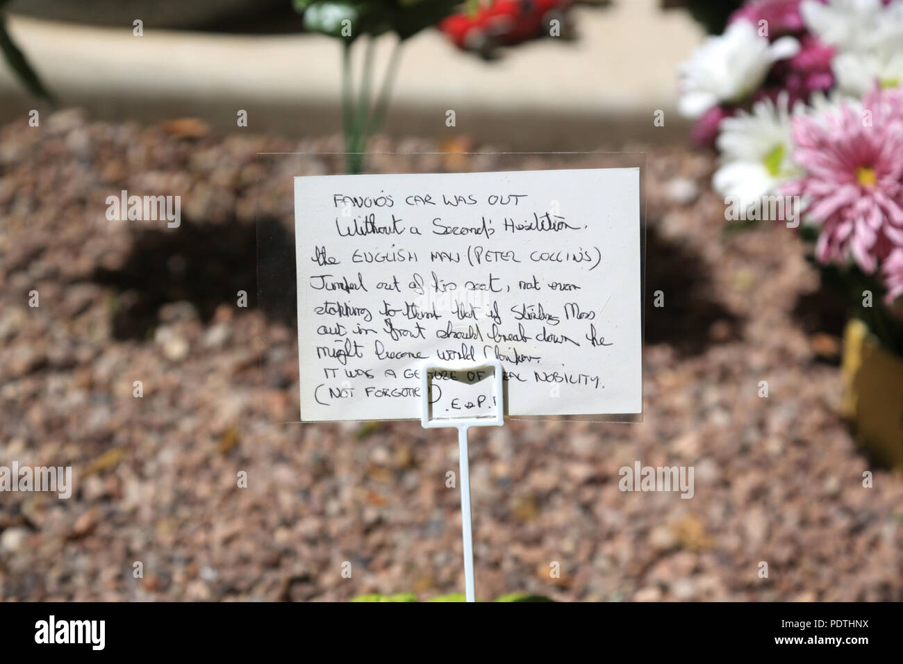 Scritto a mano messaggio lasciato sulla tomba del British Racing driver Peter Collins il sessantesimo anniversario della sua morte. Foto Stock