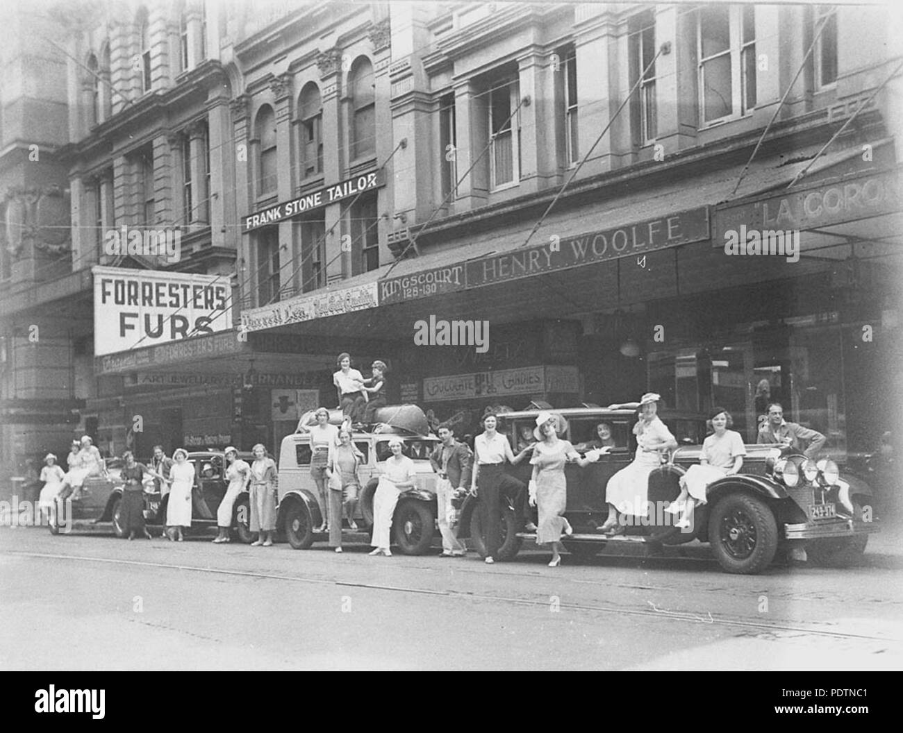 194 9547 SLNSW sedici teatrale probabilmente showgirls JC Williamsons ponendo al di fuori di Sam cappe studio a 124 Pitt Foto Stock