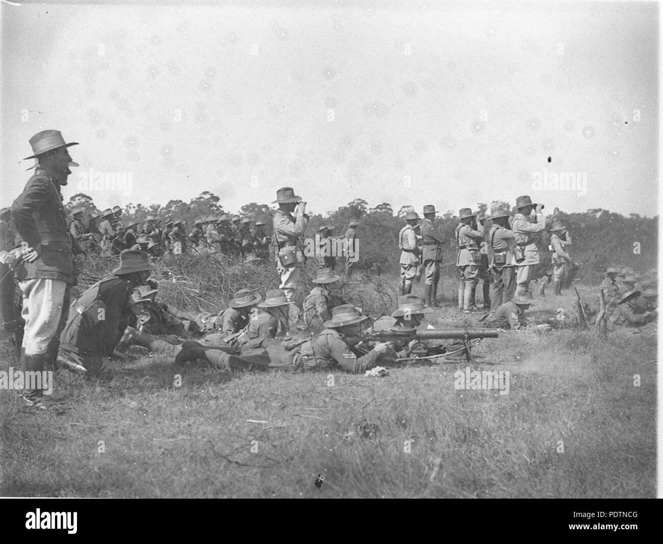 194 SLNSW 9613 fucile e Lewis pistola che spara Foto Stock