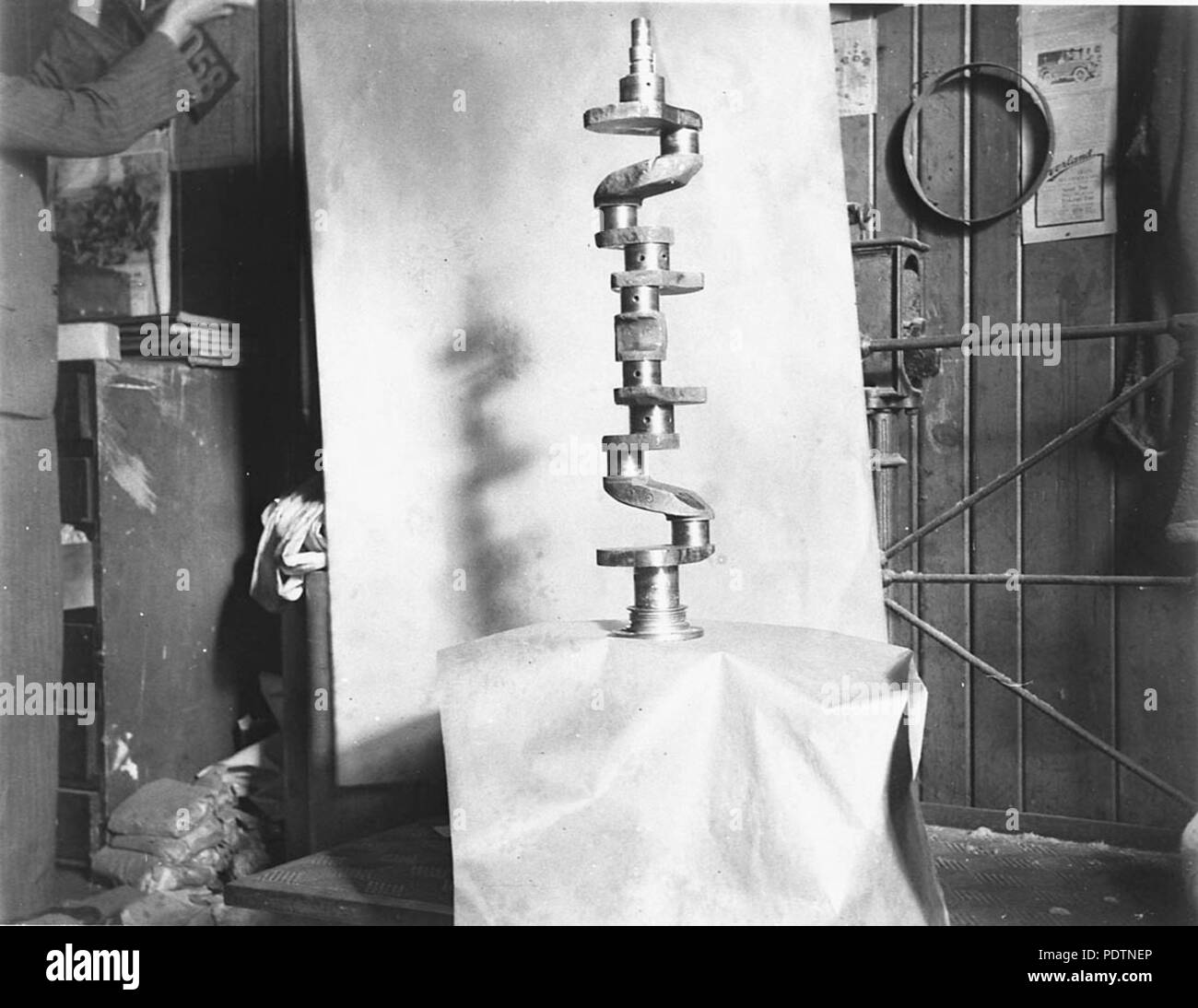 194 9865 SLNSW un ingrandimento di un sei cilindri a quattro cuscinetto principale albero a gomiti Foto Stock