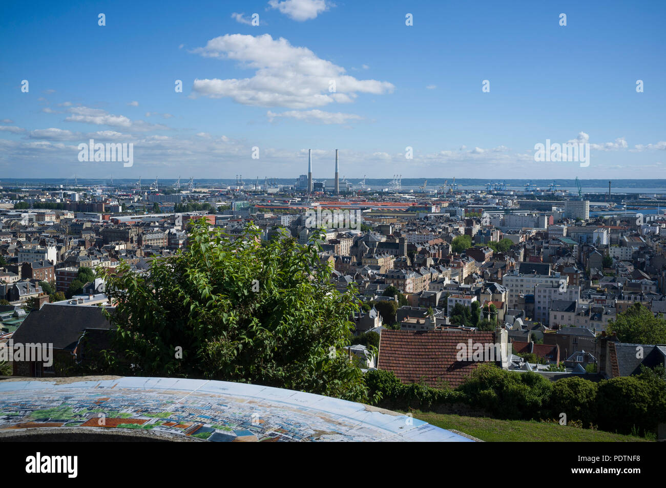 La vista di Le Havre verso la stazione di alimentazione e la Senna estuario al di là dal punto di vista panoramica sopra la città Foto Stock