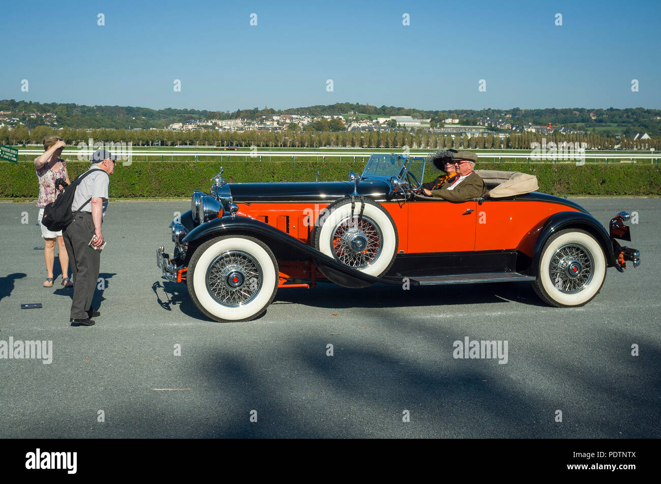 Ai visitatori di ammirare un 1930 Packard 734 al Paris-Deauville Classic Car Rally come si attende per inserire il contenitore all'Hippodrome di Deauville Racecourse Foto Stock