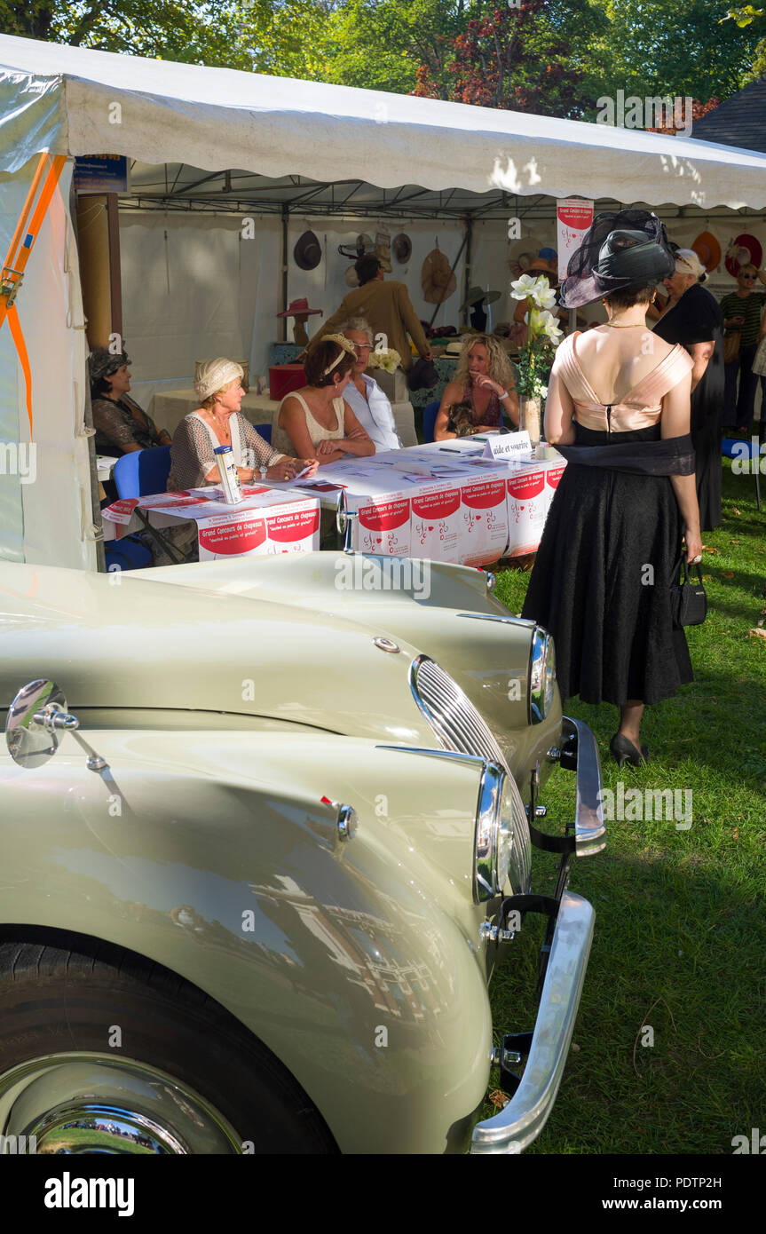 Eleganza fornito da un classico Jaguar auto sportiva e il periodo abito al rally Paris-Deauville, Hippodrome Race Course, Deauville, Normandia, Francia Foto Stock