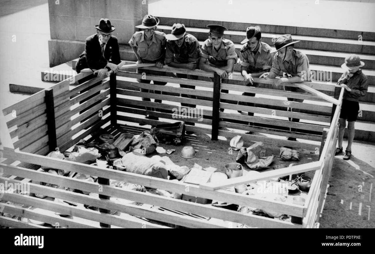 200 StateLibQld 1 102825 Penna per i rottami di alluminio le donazioni a causa di guerra, Brisbane, 1942 Foto Stock