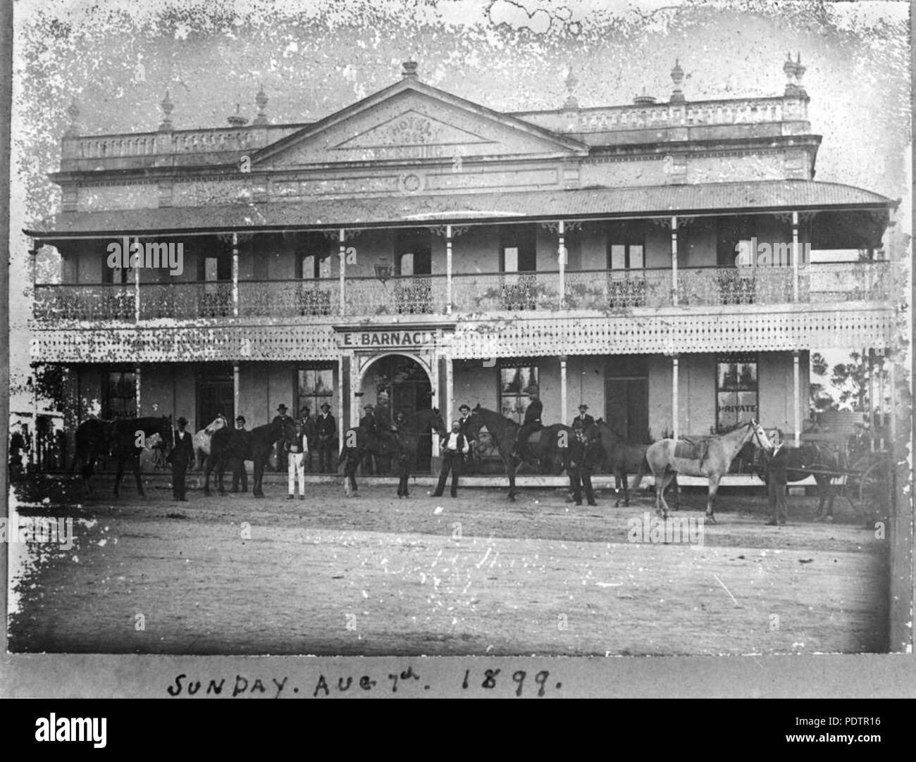 200 StateLibQld 1 103269 cavalli e cavalieri oustide il Crown Hotel, Rocklea, 1899 Foto Stock