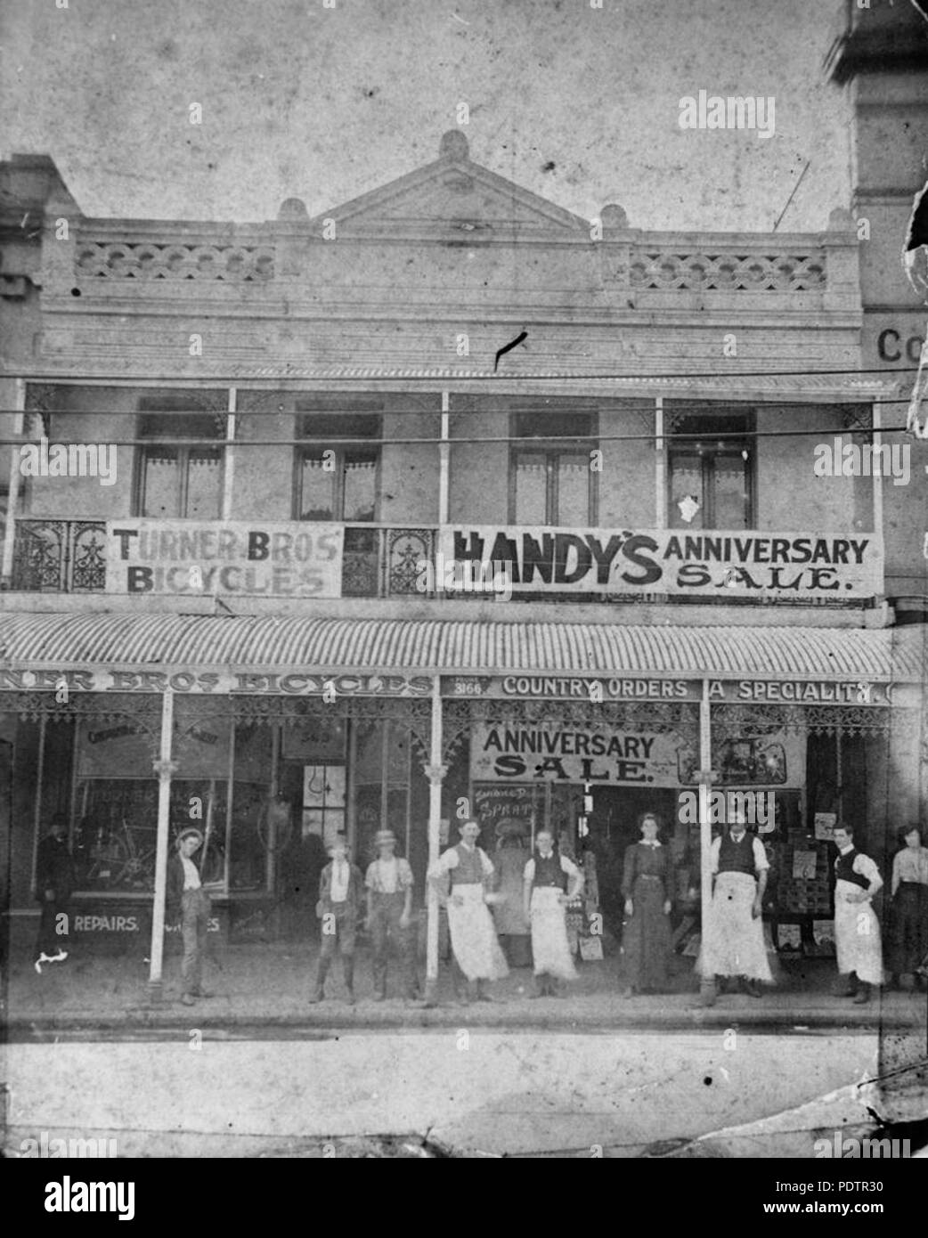 200 StateLibQld 1 103563 pratico di George Street negozio, Brisbane, ca. 1912 Foto Stock