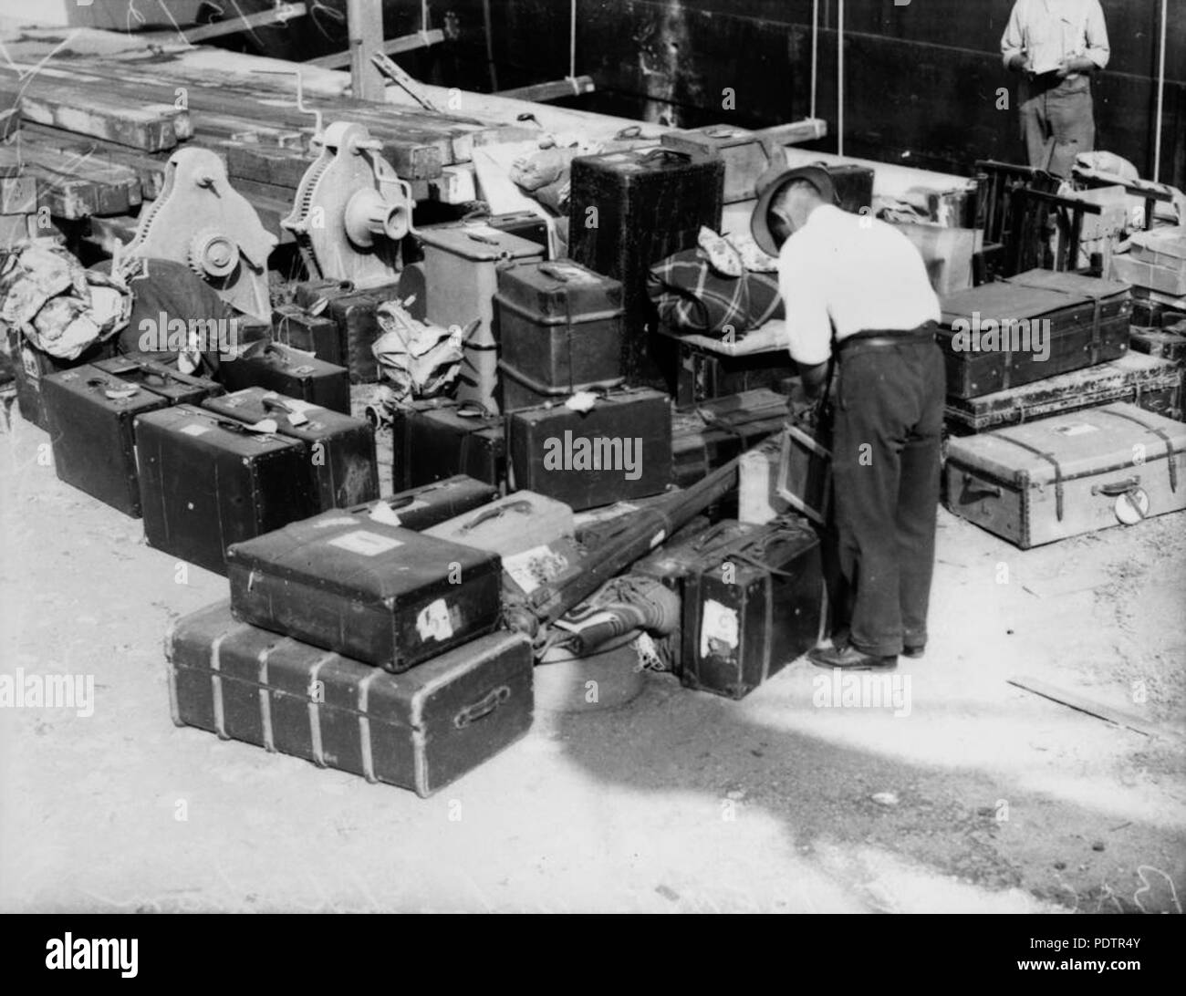 201 StateLibQld 1 bagaglio 103831 essendo scaricati dalla nave Montoro, Brisbane, 6 marzo 1936 Foto Stock