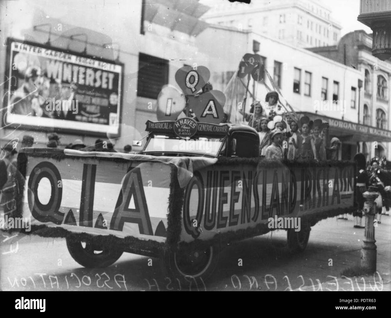 201 StateLibQld 1 104040 Queensland Associazione irlandese galleggiante per la festa di San Patrizio, Brisbane, 1937 Foto Stock