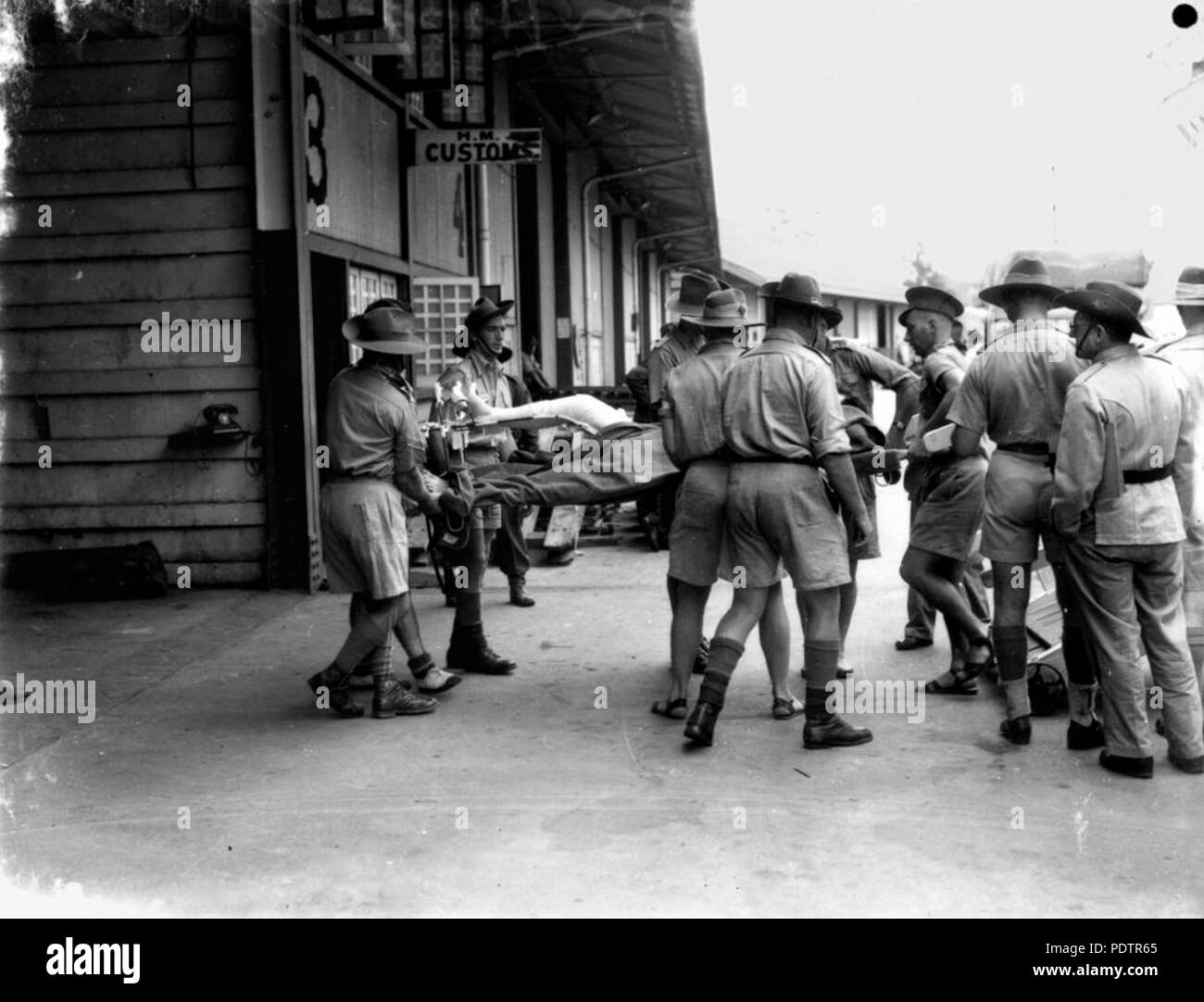 201 StateLibQld 1 104056 i pazienti che vengono prelevati da una nave ospedale, Brisbane, 1942 Foto Stock