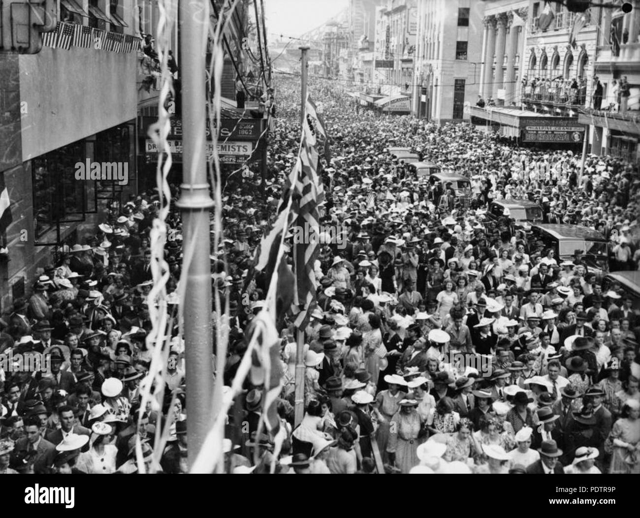 201 StateLibQld 1 104644 Scena in Queen Street dopo la U.S. Naval marzo, Brisbane, 1941 Foto Stock